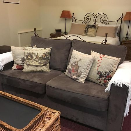 Stone'S Throw Cottage Bed And Breakfast Belgrave Bagian luar foto