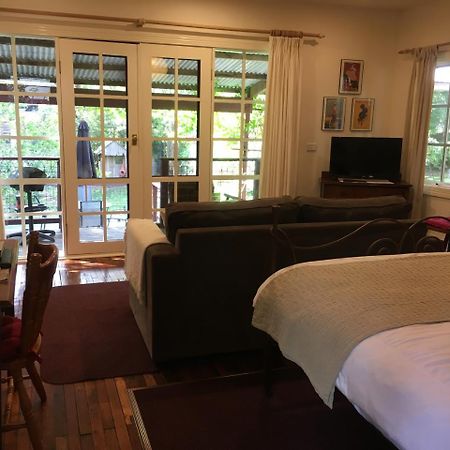 Stone'S Throw Cottage Bed And Breakfast Belgrave Bagian luar foto