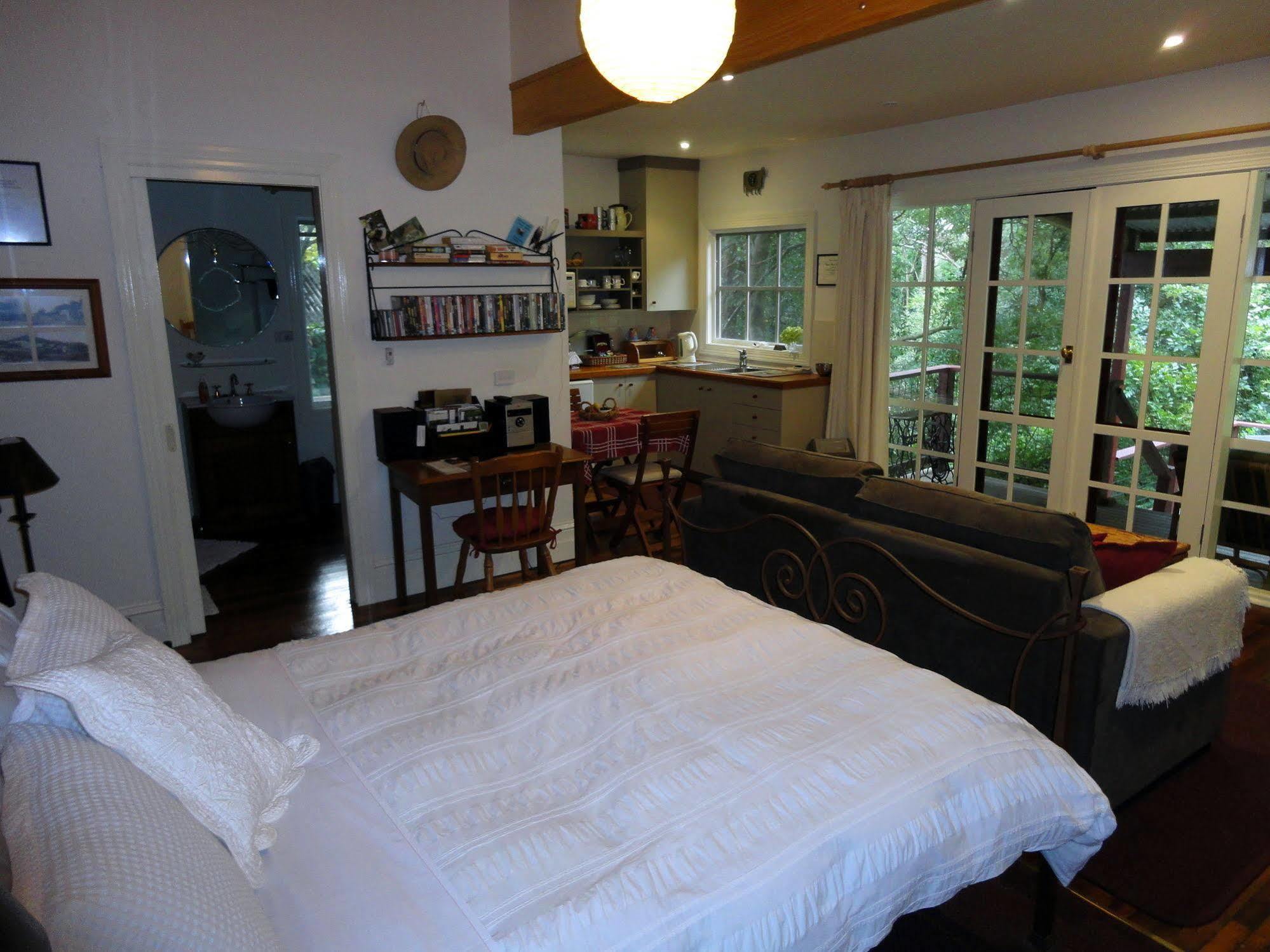 Stone'S Throw Cottage Bed And Breakfast Belgrave Bagian luar foto
