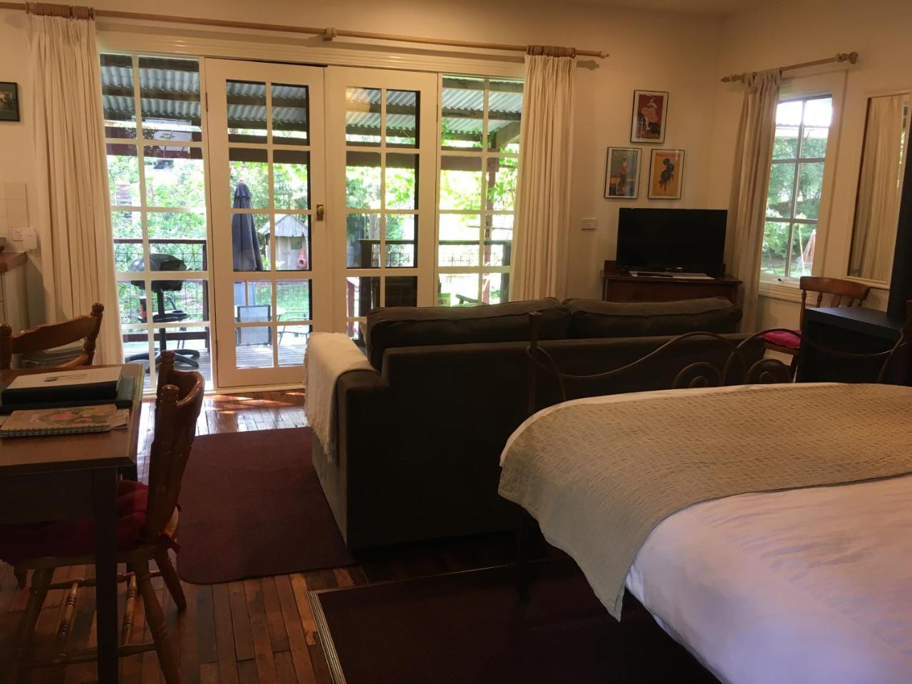 Stone'S Throw Cottage Bed And Breakfast Belgrave Bagian luar foto
